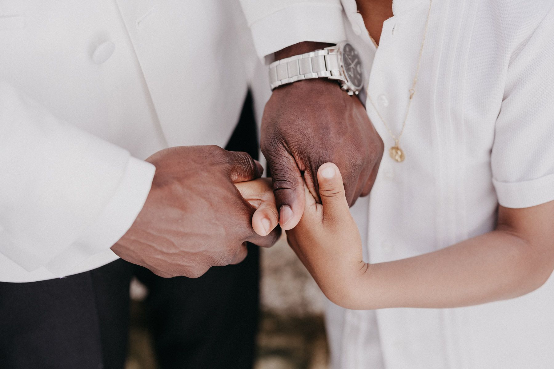 Manos del novio y su hijo antes de la boda en Santa Clotilde