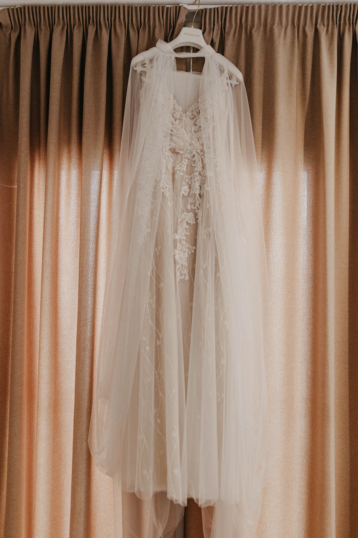 Vestido de novia para boda civil al aire libre en Finca Santa Clotilde, Sevilla