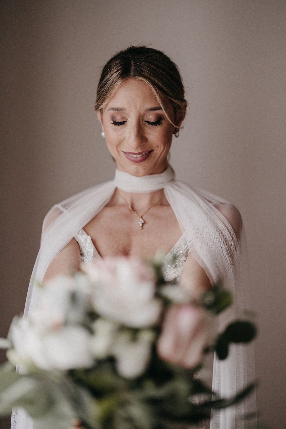 Novia en boda civil al aire libre en Finca Santa Clotilde, Sevilla
