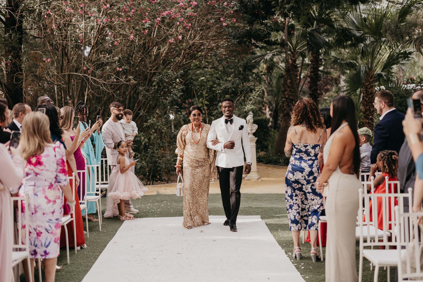 Reportaje natural de boda civil al aire libre en Finca Santa Clotilde, Sevilla
