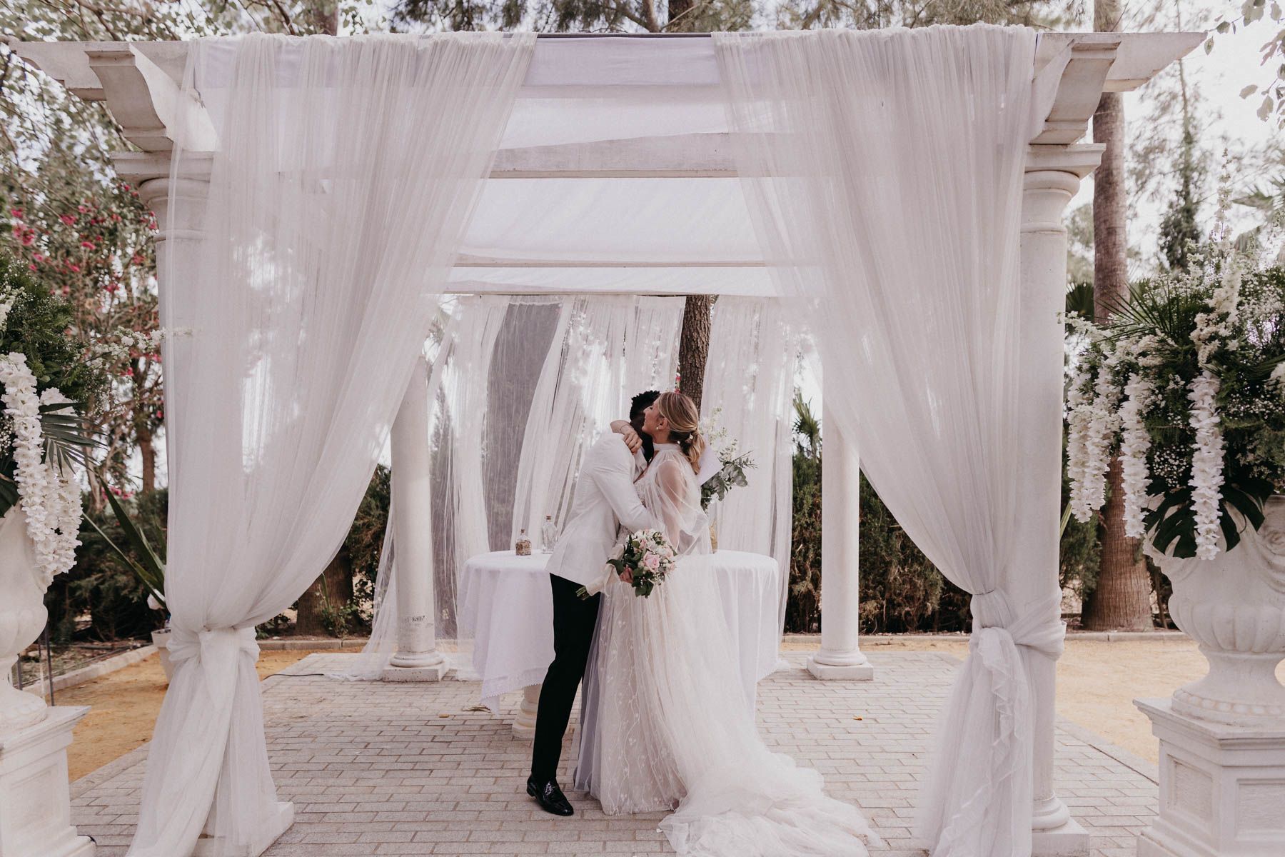 Reportaje natural de boda civil al aire libre en Finca Santa Clotilde, Sevilla