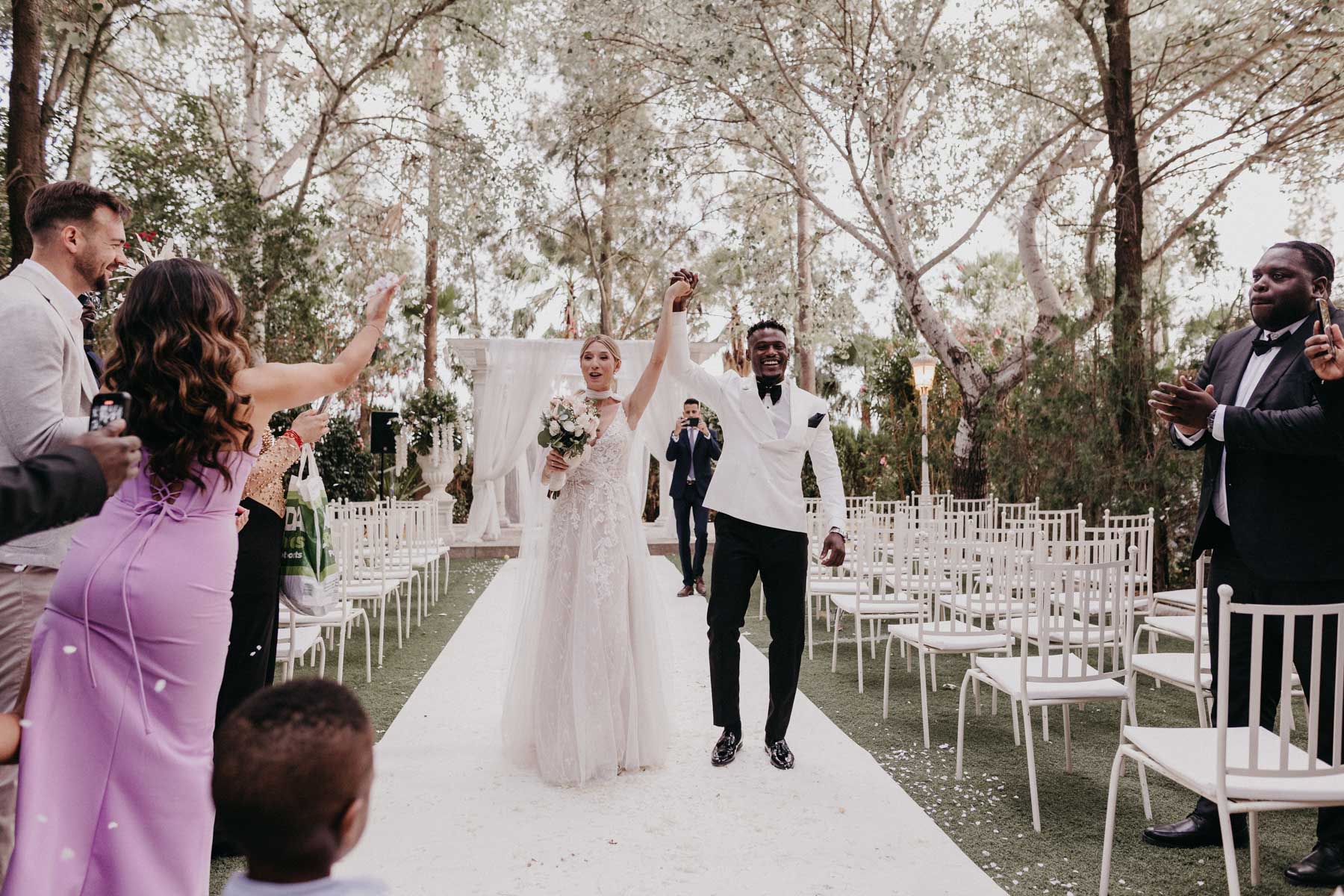 Reportaje natural de boda civil al aire libre en Finca Santa Clotilde, Sevilla