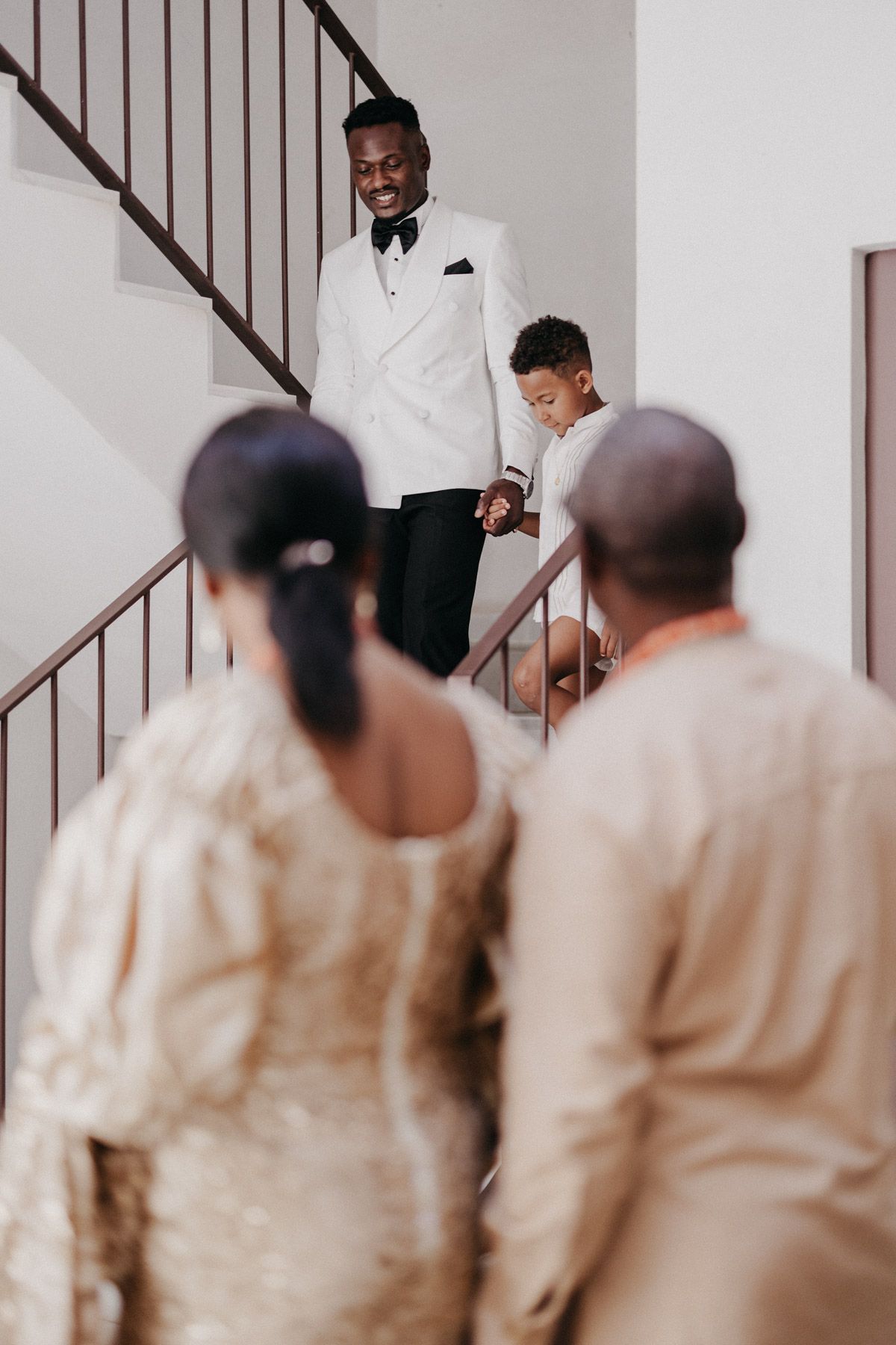 Detalle del novio y su familia antes de la boda en Finca Santa Clotilde